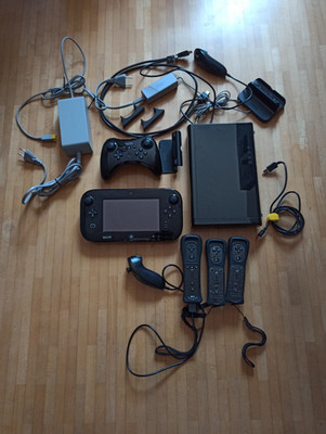 Nintendo Wii U Konsole in schwarz mit Gamepad, Controllern und Zubehörpaket