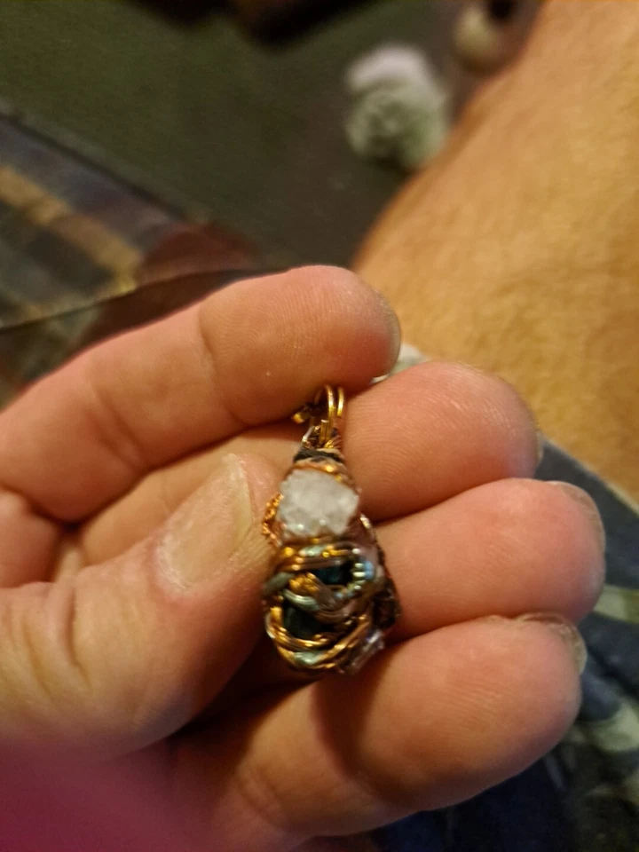 Colgante con cristales, cobre y mineral de cobre, "basura de corazones" Foto 4 de 4