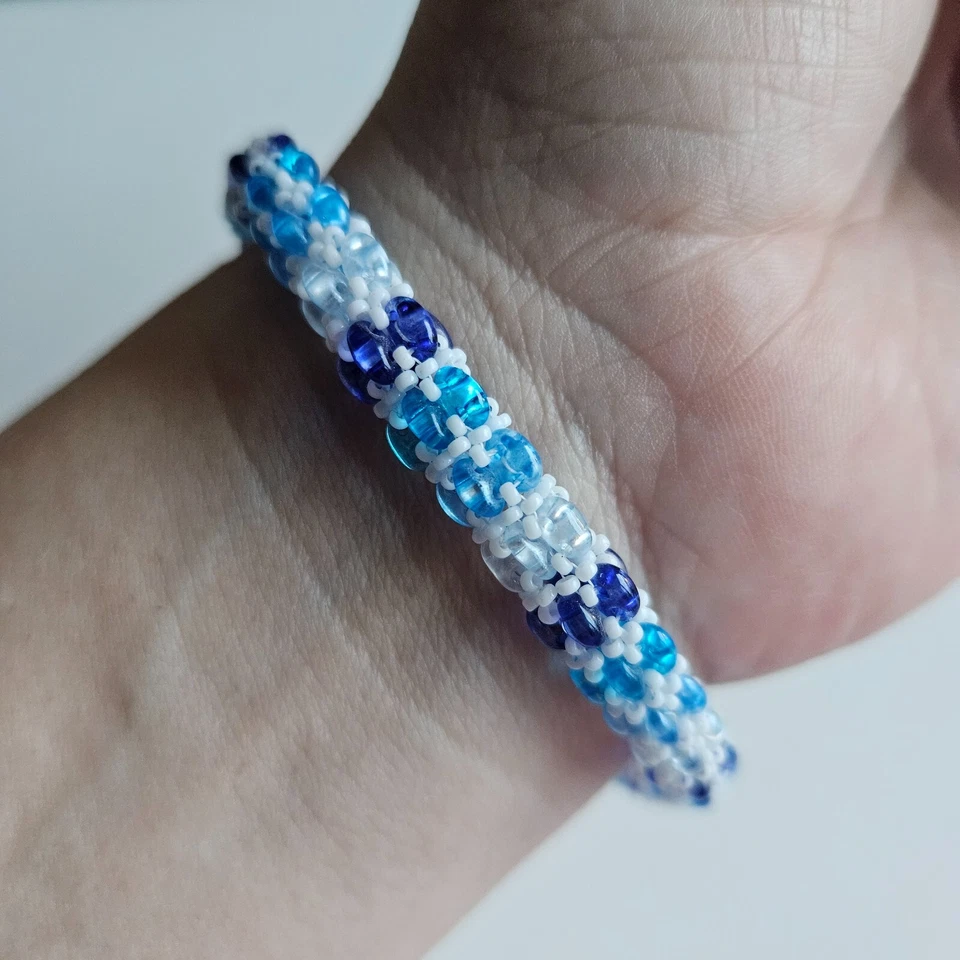 Armreif Armband Damen Schmuck handgefertigt Perlen Blau Weiß Nickelfrei Twinbead - Bild 3 von 4