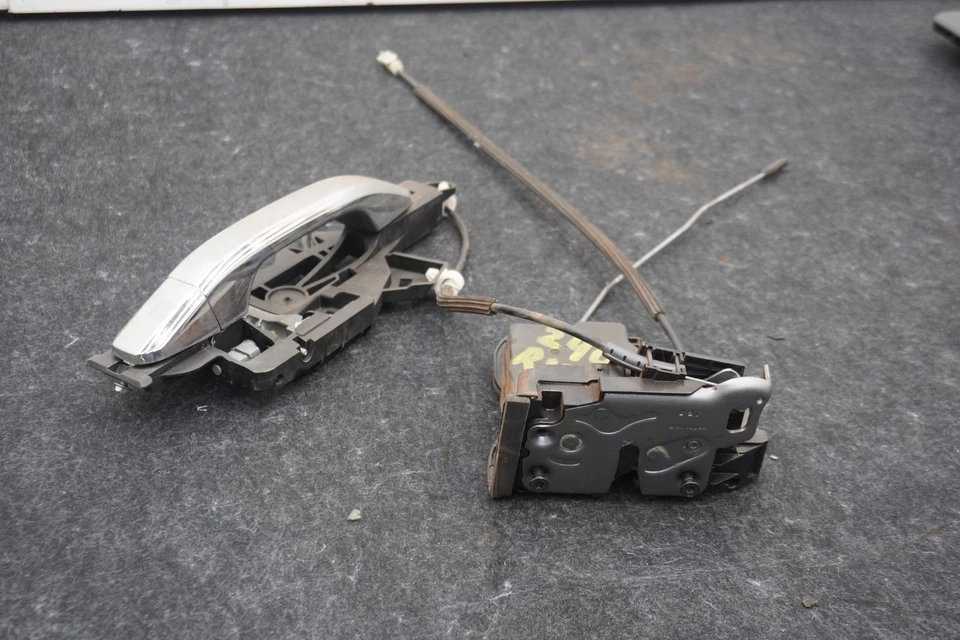 Manija de puerta de pasajero delantero derecho y pestillo de cerradura OEM Silverado 3500 HD 2014-19 Foto 2 de 4