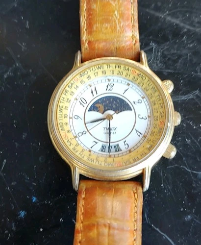 VINTAGE MENS TIMEX MOON PHASE WRISTWATCH. NEEDS BACK PLATE. FUNCTIONS WELL.
