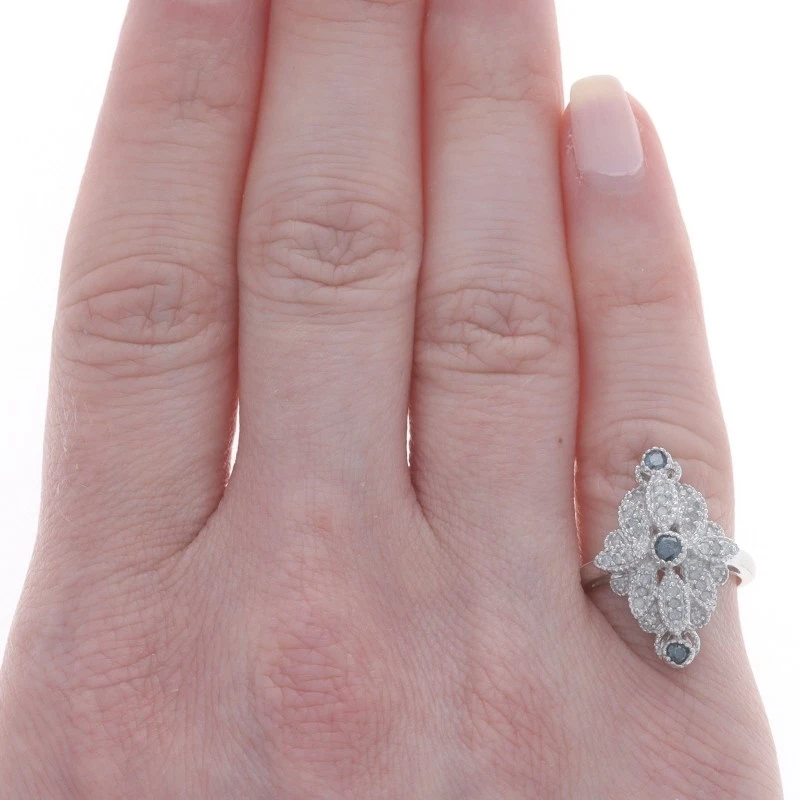 Elegante anillo de cóctel con racimo de diamantes azules de oro blanco - 10 k 0,50 ctw tratado floral Foto 2 de 4