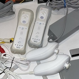 Nintendo Wii Console Bundle w/2 Remotes, 2 Nunchuks, Sensor Bar 3 Games TESTED