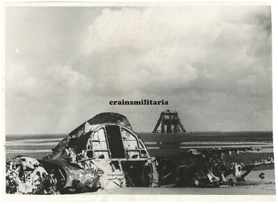 Orig. PRESSE Foto Flak Hochstand mit Flugzeug Bomber Wrack am Atlantikwall 1944