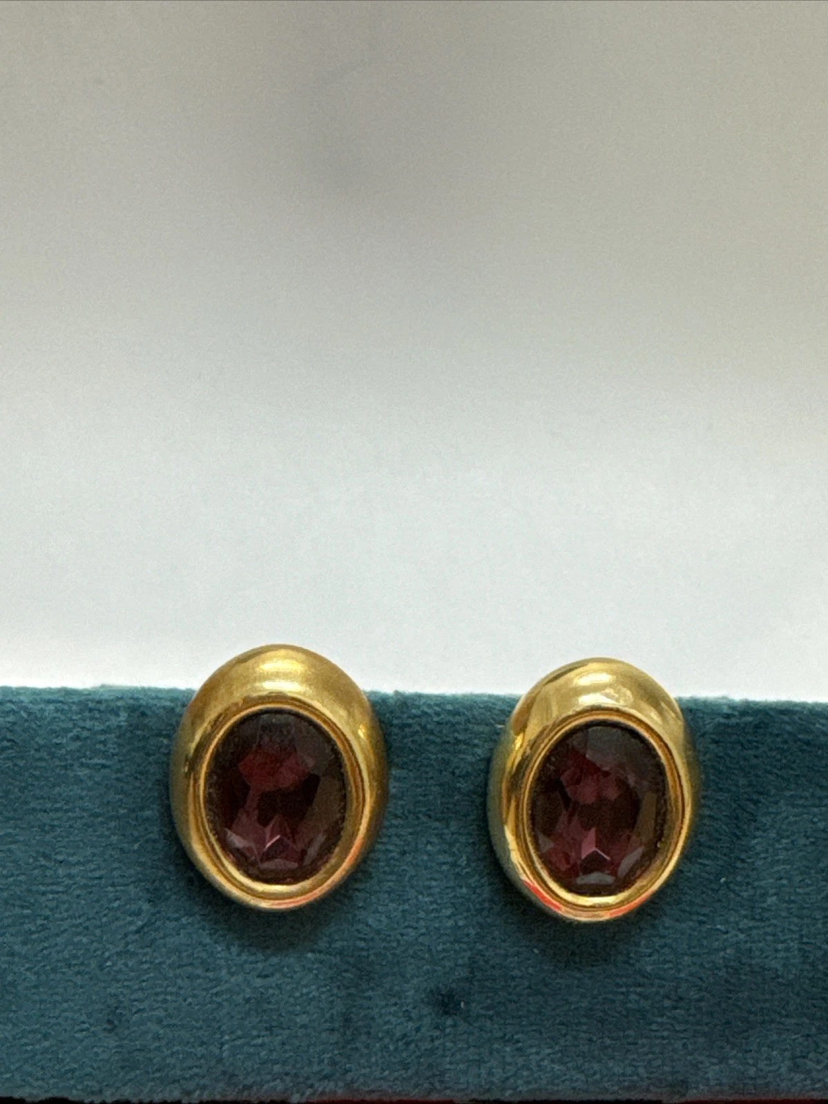 Boucle d’oreille dorée vintage avec pierre violette