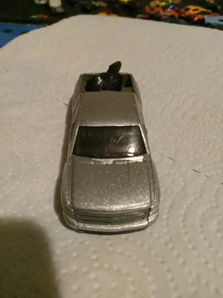 Chevy Silverado con motocicleta Hot Wheels Foto 2 de 4