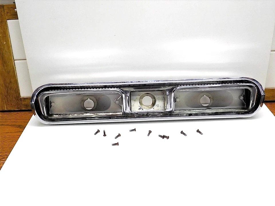 Moldura para lanterna traseira Buick Electra 1962 - Imagem 3 de 4