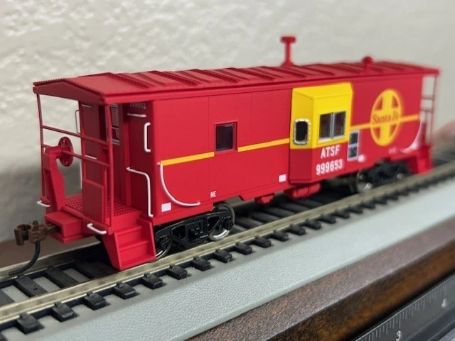 ATSF SANTA FE BAY WINDOW RED CABOOSE - HO SCALE w/INTERIOR PLATINUM LINE NEW - Image 2 of 4