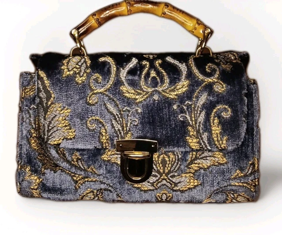 LILLY: Mosaico de chenilla azul emperador sobre oro por: Glenda Gies Foto 2 de 4