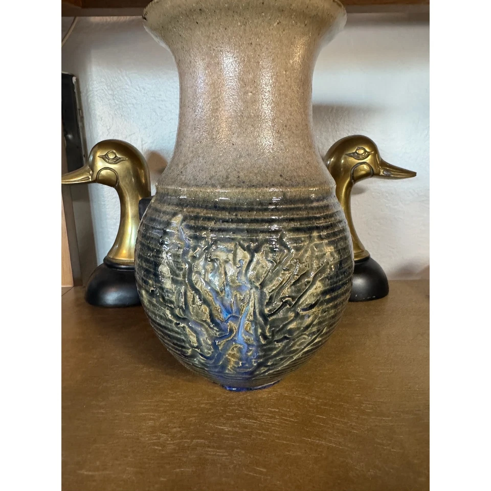 Jarrón de cerámica artística de estudio hecho a mano con textura tonos azules y tierra firmado 7904 de colección Foto 2 de 4