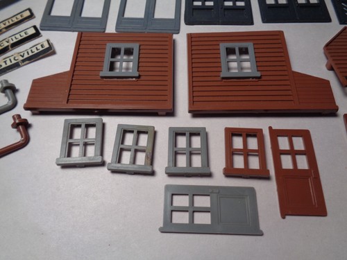LOTE DE PIEZAS DE DISTRIBUIDOR SURTIDAS PLASTICVILLE. ¡SIGNOS, EQUIPAJE, CHIMENEAS Y MÁS! - Imagen 5 de 12