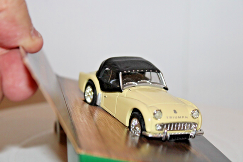 Corgi Classics Models #D738 Triumph TR3A - Soft Top - Cream - Picture 6 of 6