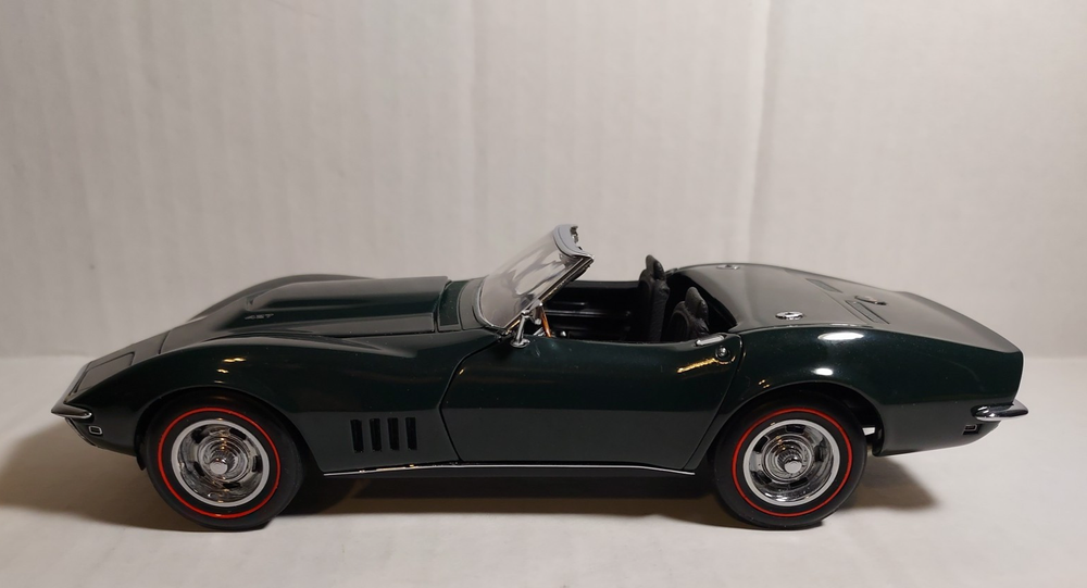 1968 Chevy Corvette Convertible 1:24 Diecast by Danbury Mint with Box