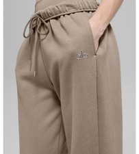 Alo Yoga Accolade Straight Leg Sweatpant in Gravel, Size Medium