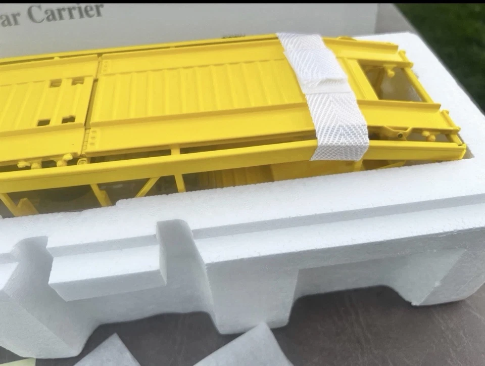 NUEVO EN CAJA - DANBURY COMO NUEVO 1952 CUATRO - PORTACOCHES - 1999 - amarillo - TODO EL PAPELEO Foto 4 de 4