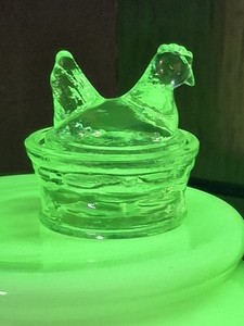Vtg EE Bowman Green Uranium Glass Mini Hen on Nest Salt Cellar Dip -  Appx 1.5"