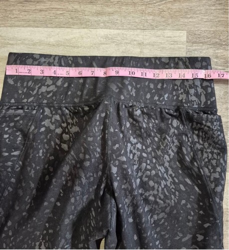 Women's LIVI Active Leggings Size 18/20 Black Gray Animal Print - Picture 5 of 7