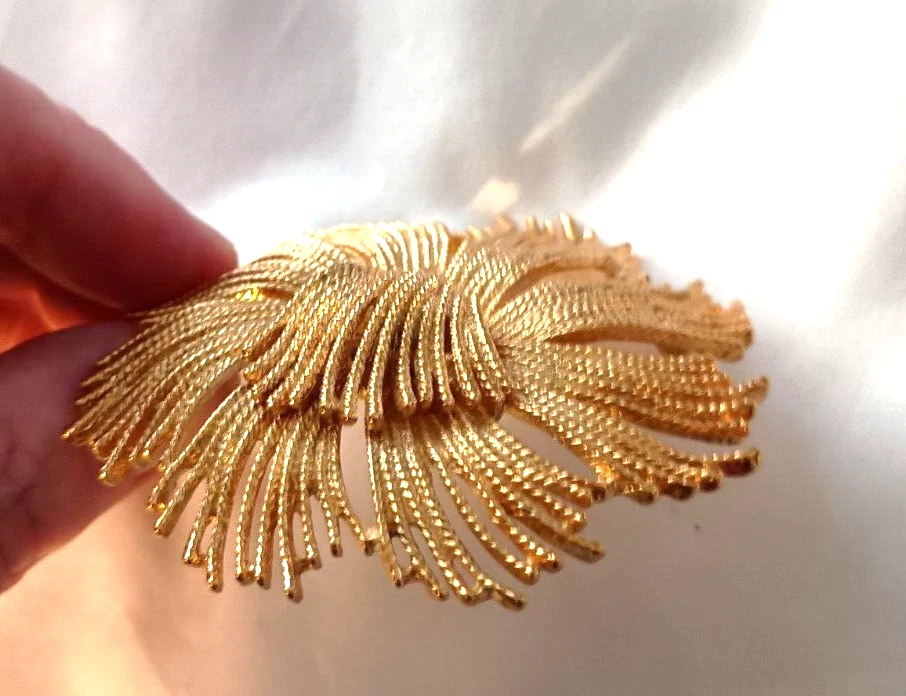 VINTAGE MONET GOLD TONE CORDELIA SPRAY FLOWER BOOK PIECE BROOCH PIN JEWELRY - Image 2 of 3