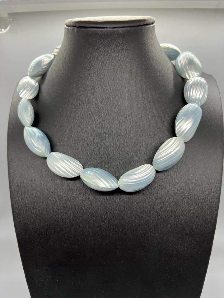 Collar de cuentas vintage azul Lucite concha iridiscente declaración gargantilla cierre de barril Foto 3 de 4