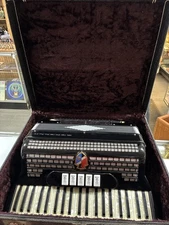 RENELLI ACCORDION Made In Italy w/Mother Of Pearl Keys Model 1055 in Case - VTG