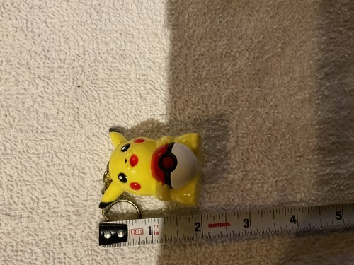T0MY POKEMON PIKACHU WITH POKEBALL VINTAGE KEYCHAIN COLLECTABLE - Picture 5 of 6