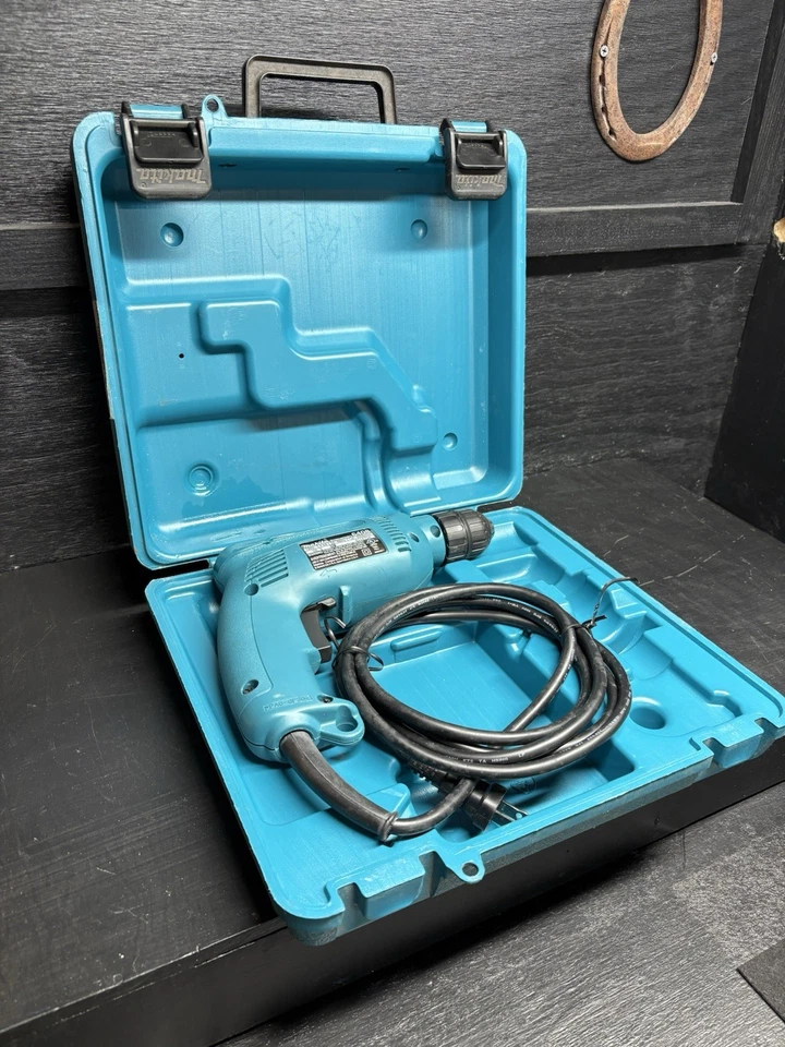 "Un taladro eléctrico Makita 3/8"" usado 6408K mandril sin llave funcionando" Foto 4 de 4