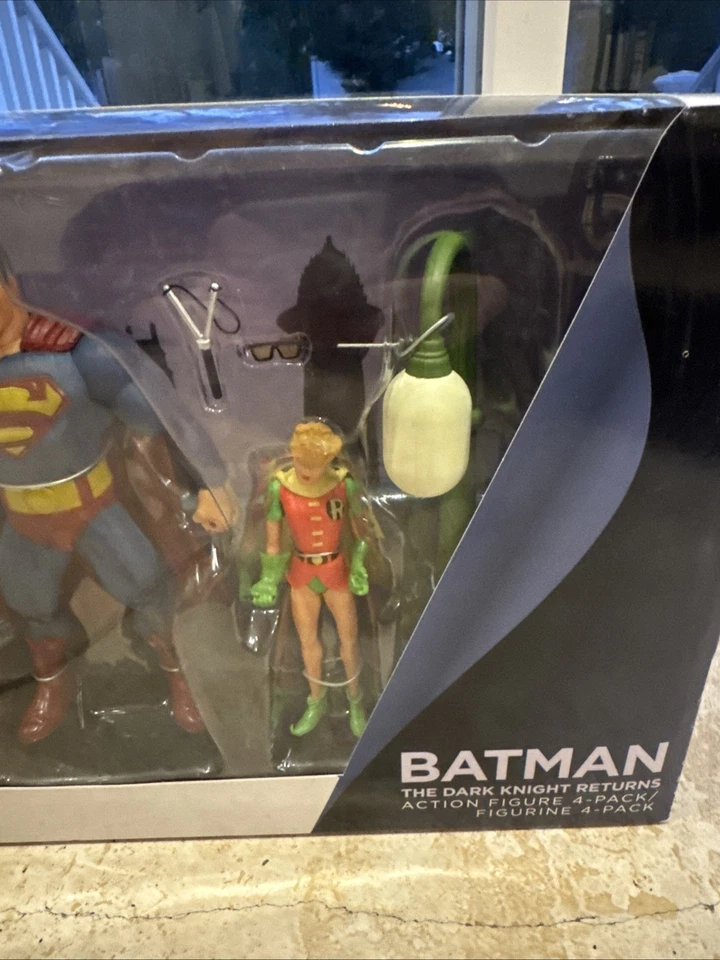 DC Collectibles Batman The Dark Knight Returns Juego de 4 piezas de figuras de acción NUEVO Foto 4 de 4