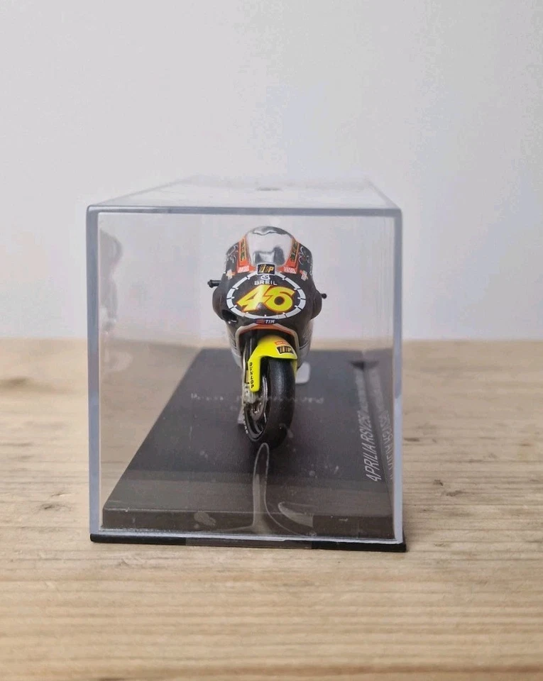 RARE VALENTINO ROSSI APRILIA RSV250 1999  1-24 SCALE MOTORCYCLE MODEL - Image 2 of 2