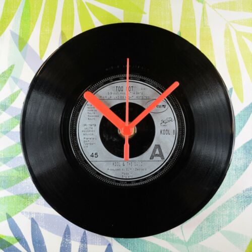 Kool & The Gang "Too Hot" Retro Chic 7" Vinyl Record Wall Clock - 第 1/2 張圖片