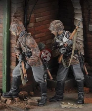 Royal Model 1/35 Waffen-SS Grenadiers advancing in Ruins WWII (2 Figures) 646