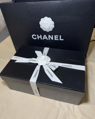 100% authentische CHANEL Geschenkbox Größe 34 x 22 x 13 cm. Mit Taschentuch + Band + Papiertüte