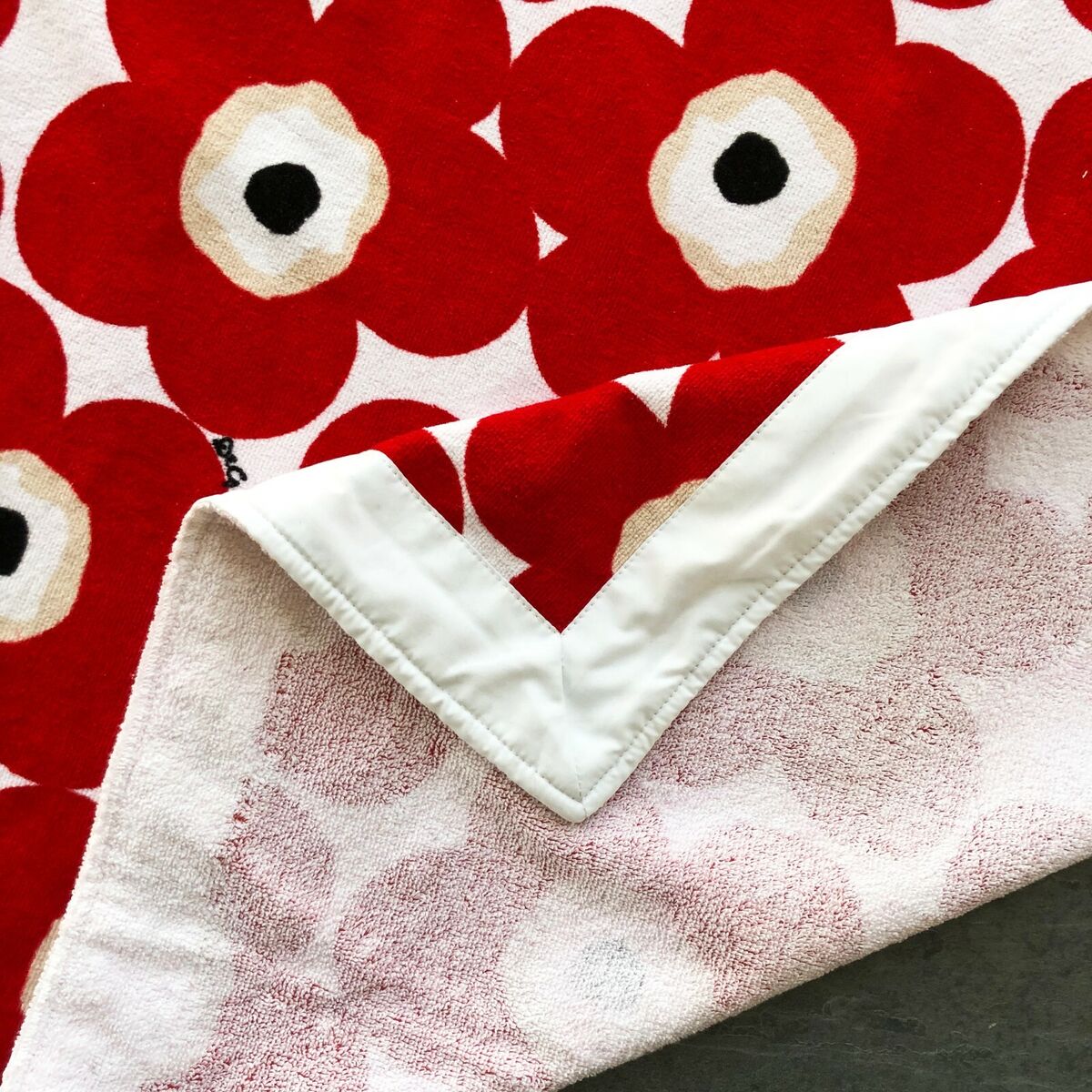D&G DOLCE & GABBANA beach towel w/ Marimekko's classic poppy D&G DOLCE & GABBANA beach towel w/ Marimekko's classic poppy