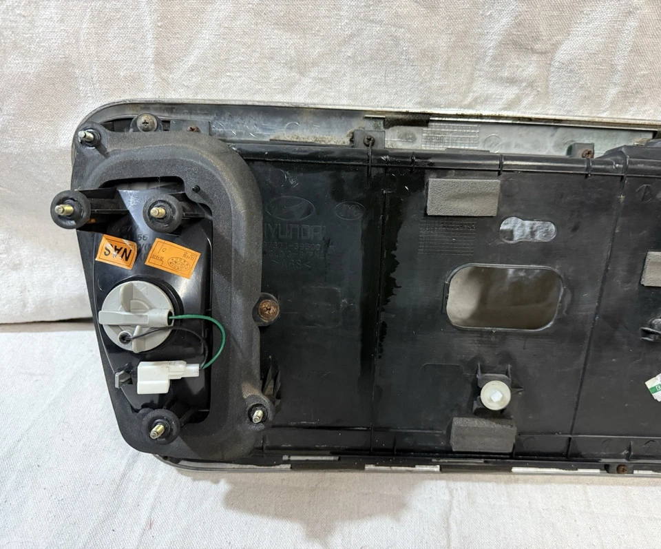 Отделка номерного знака задней панели багажника Hyundai XG350 2002–2005 годов выпуска A1914 от оригинального производителя DG1 - Изображение 4 из 4