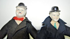 2 ANCIENNES FIGURINES LAUREL ET HARDY PORCELAINE ET TISSU