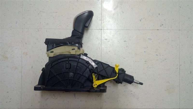 2013 13 Volvo S60 2.5L automatic transmission Shifter Assembly w knob 49473 - Image 2 of 4