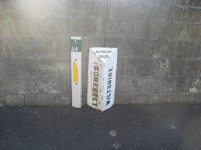 Foto A3 Begrenzungsmarkierung Post Conkwell Die Grenze zwischen Somerset und W c2010