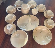 Crate & Barrel Orchid 28 Pc Dinnerware Set 8 ...