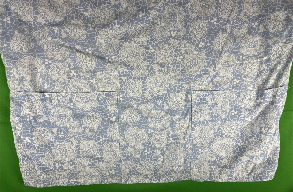 Blusa Médica Tafford Grande Azul y Blanco con Estampado de Flores Foto 2 de 4