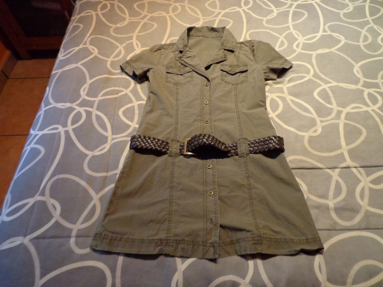 Ropa mujer caqui con cinturón. Usado. Talla M. Mira mis otros artículos.