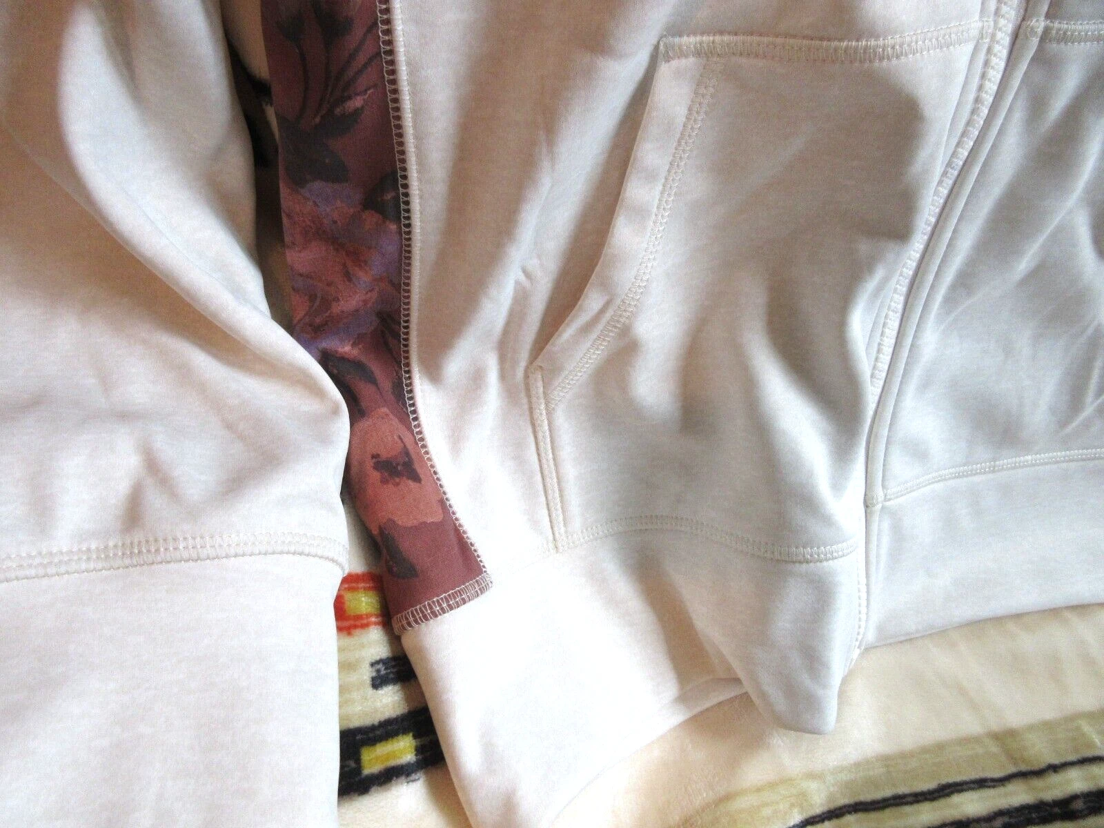 OFF WHITE FELPA CON CAPPUCCIO BURTON DURABLE GOODS NUOVA CON ETICHETTE DRY RIDE MIST DEFY TAGLIA M CREMA CON ACCENTI FLOREALI