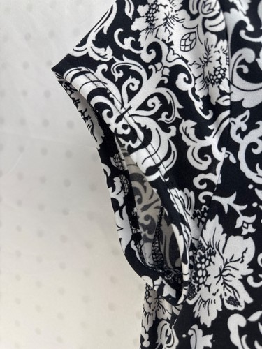 On Carnaby Black White Damask Short Sleeve Blouse Top Sz M Casual Ruffle Stretch - Picture 4 of 7