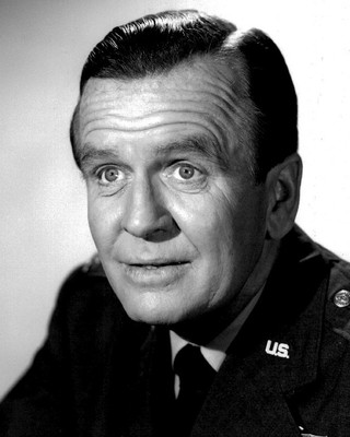 HAYDEN RORKE ''DR. BELLOWS'' IN ''I DREAM OF JEANNIE'' 8X10 PUBLICITY PHOTO (DA-585)