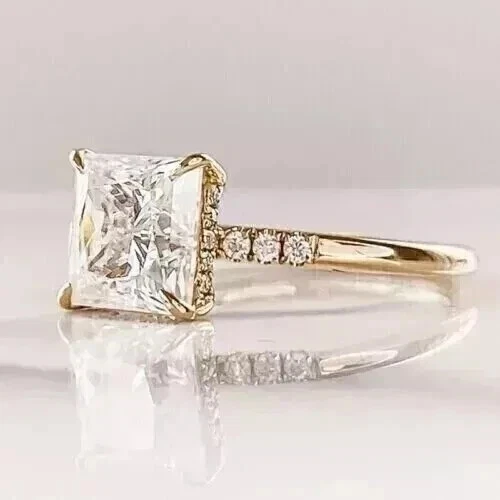 Anillo de diamantes talla princesa creado en laboratorio de plata 925 enchapado en oro amarillo de 14k de 1,80 CTW Foto 4 de 4