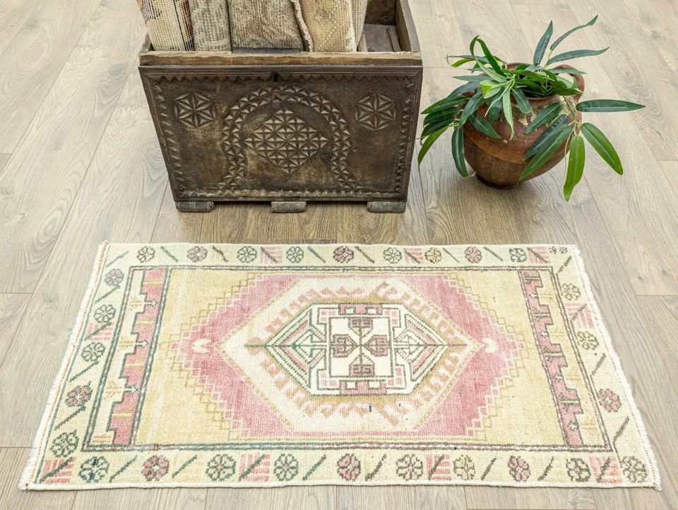 Dusty Rose Turkish Wool Rug 1.7x3 ft – Handmade Vintage Mat for Japandi Decor - Image 3 of 4