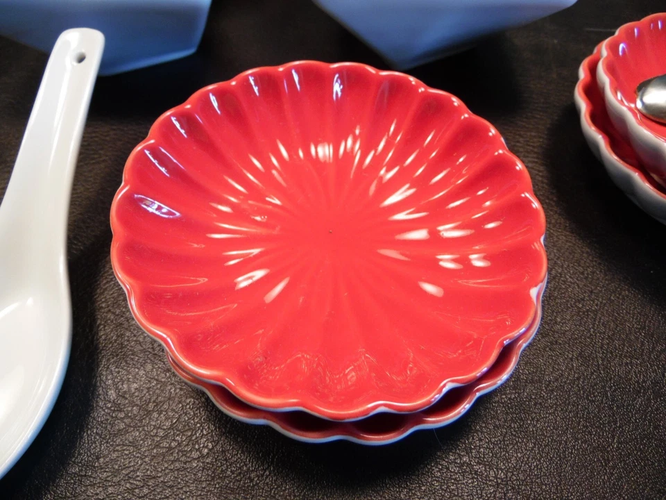 Pier 1 Imports Juego de Fiesta de Degustación (4) 5 PC Configuración 2010 Rojo y Blanco Cerámica Difícil de Encontrar  Foto 3 de 4