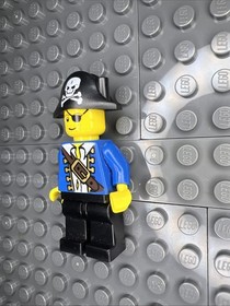 LEGO 6192 Pirate Minifigure pi102 Blue Jacket Skull Crossbones Hat