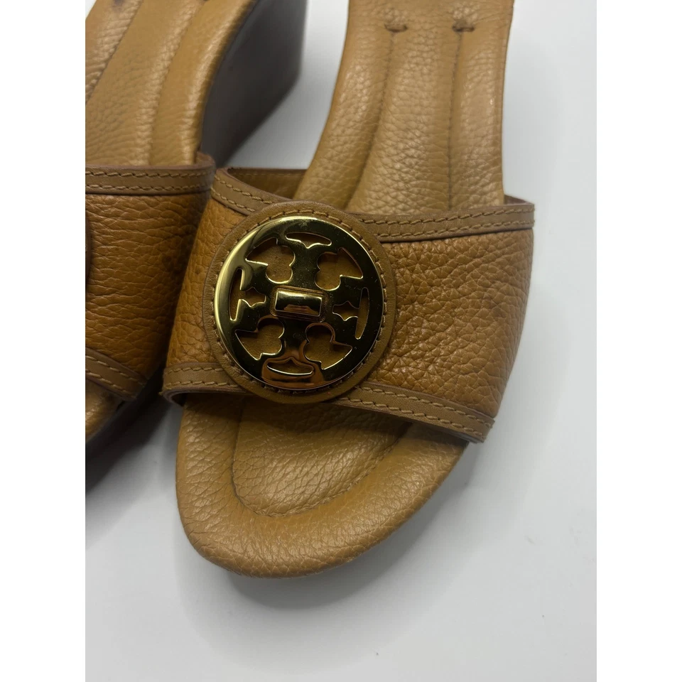 Sandalias de cuña Tory Burch de cuero tostado con logotipo dorado sin cordones Patti talla 8,5 Foto 2 de 4