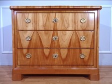 HANNIS ANTIQUE STORE / SCHÖNE BIEDERMEIER KOMMODE UM 1850 / KIRSCHBAUM FURNIER