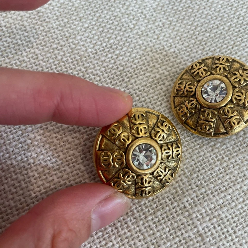 Auténticos Pendientes Botón Redondos Diamantes de Imitación Logo Chanel CC 23 Clip-On 1988 De Colección Foto 2 de 4