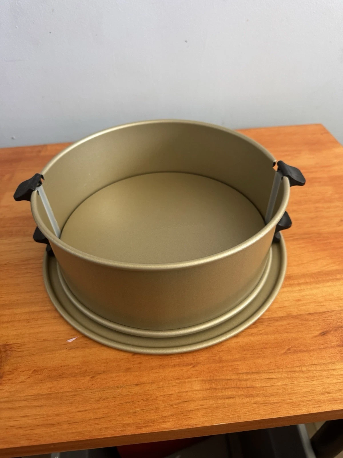 Williams Sonoma Goldtouch® Pro Nonstick Leakproof Springform Cake Pan, 9"
Opens in a new window or t